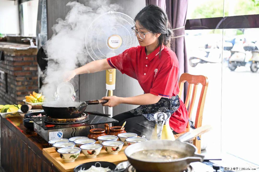 全网追的“扁担女孩”，找了一份暑假工，时薪12元 - 马鞍山生活资讯 - 马鞍山28生活网 mas.28life.com